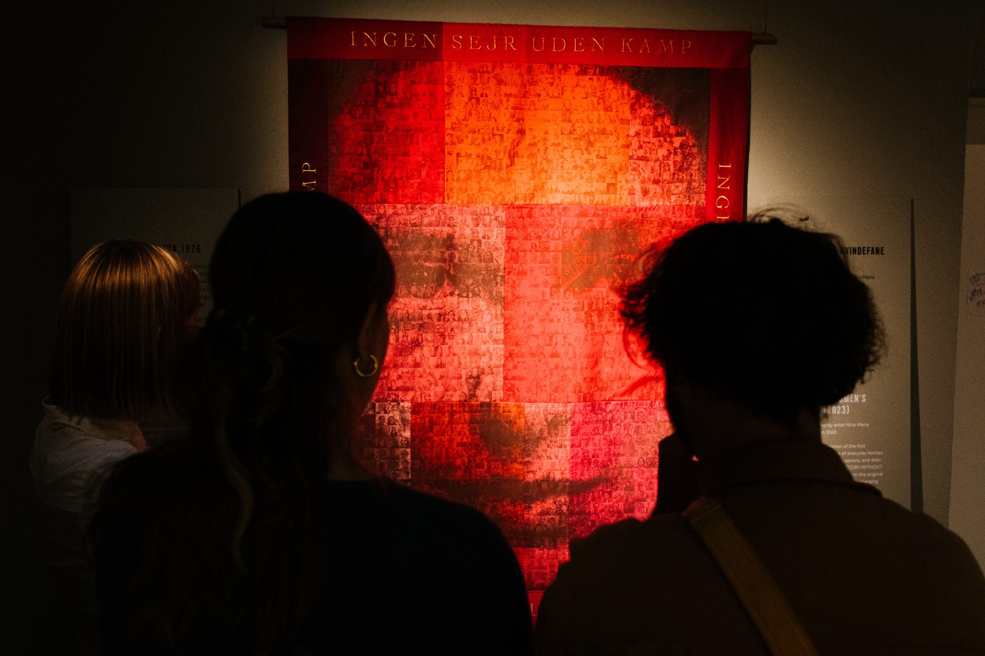 Kvindeliv at Arbejdermuseet, visitors in front of a red banner