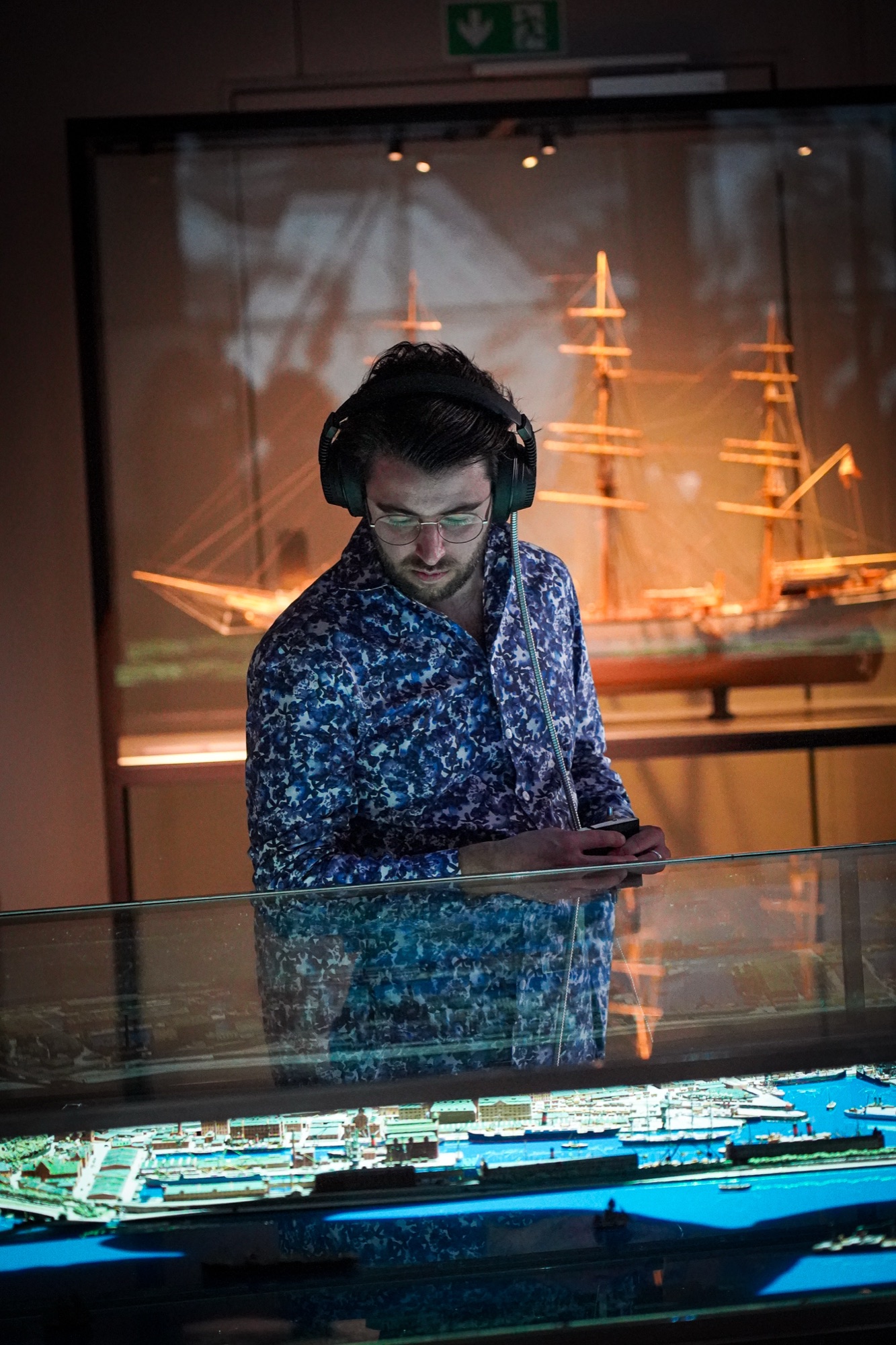 Søfarer — visitor listening at the harbour model